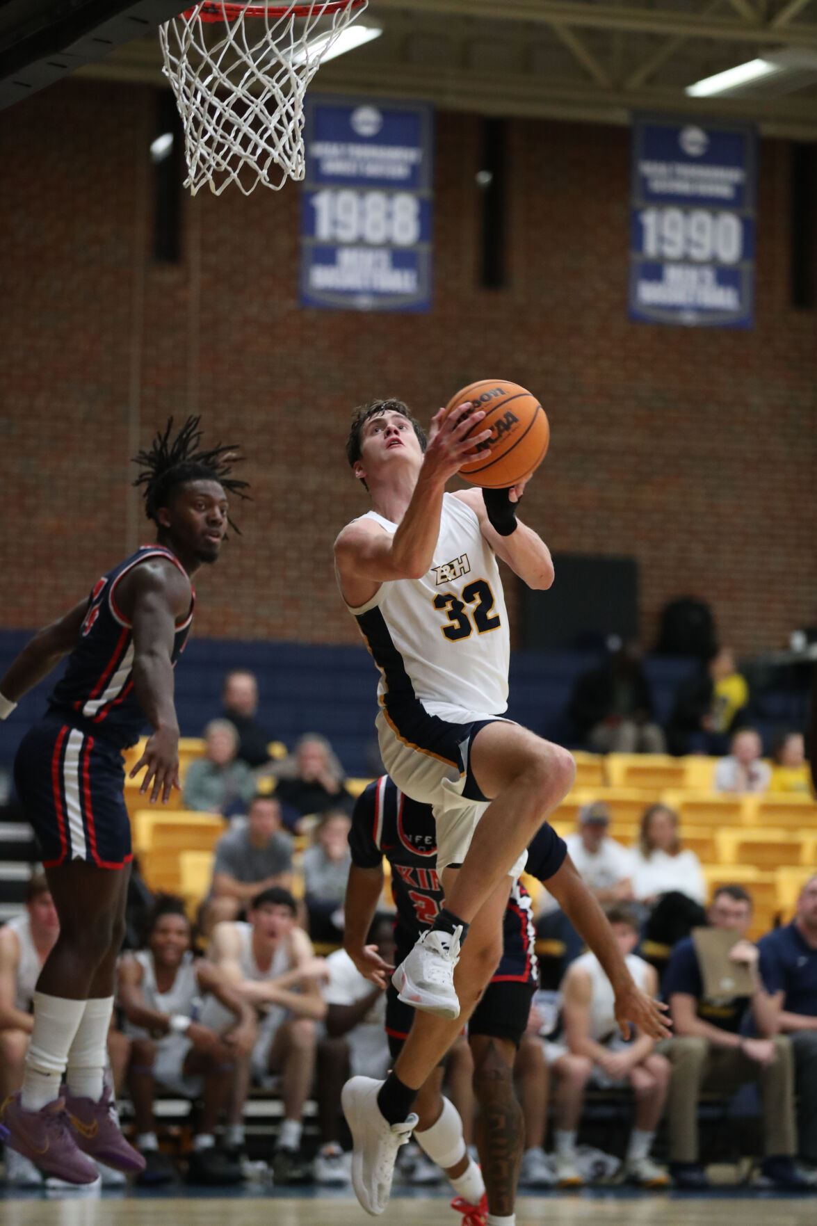 COLLEGE BASKETBALL: Dar and Brown deliver clutch shots as Wasps