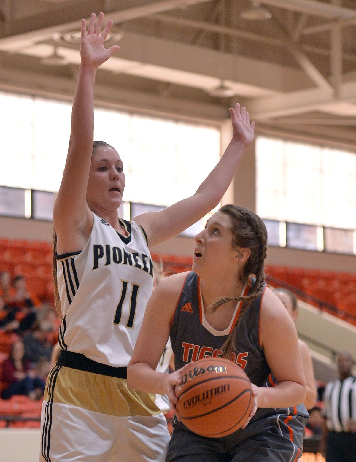 Deel Scores 34 To Lead Honaker In Vhs Tip Off Sports