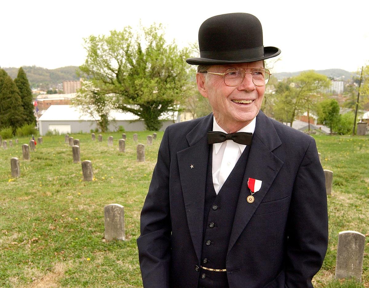 CP-Phillips02-IN TOP HAT EN.jpg