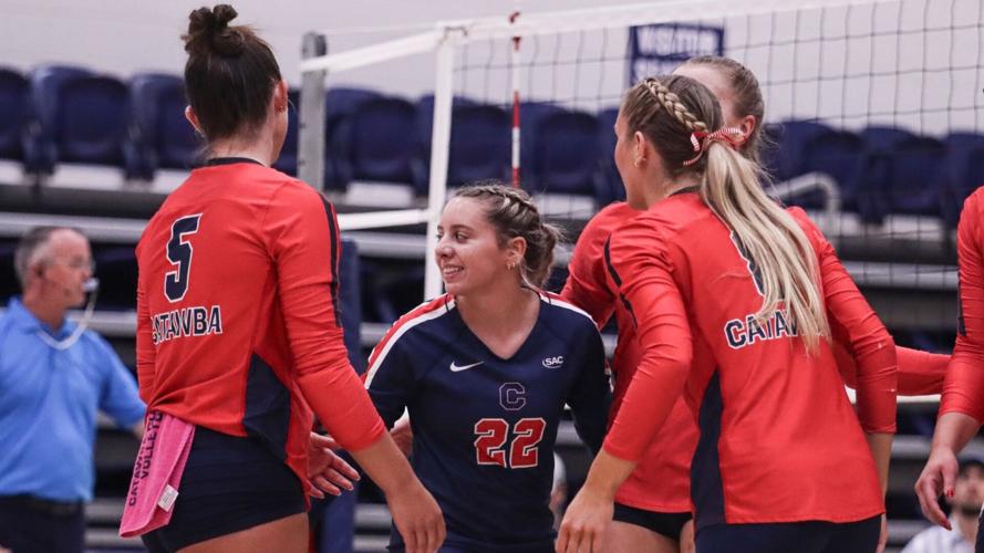 Women’s Volleyball Upends Shaw on the Road