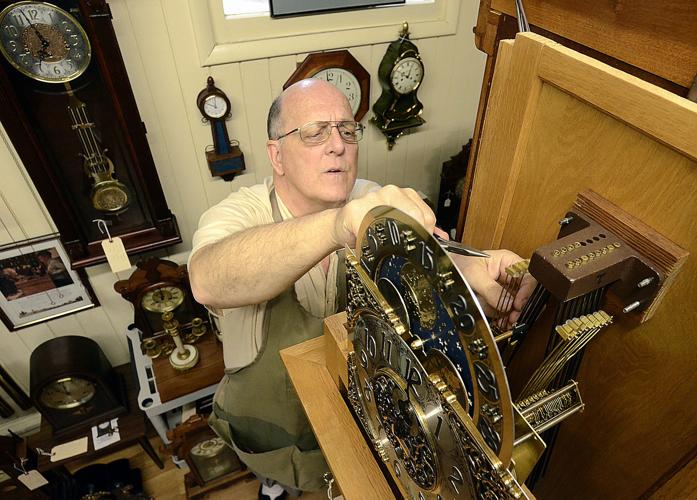 Richard 21 Gears Clock - Gold Frame + Antique Black - Classic Carolina Home