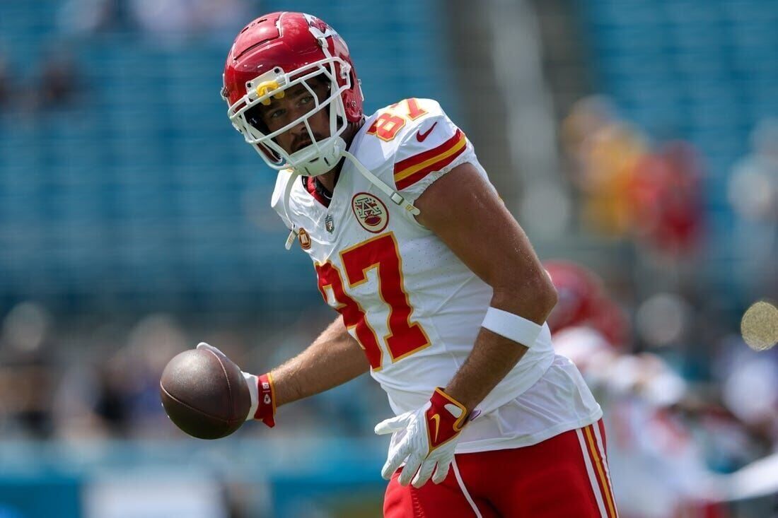 Chiefs TE Travis Kelce pleads for DE Chris Jones' return: 'Chris