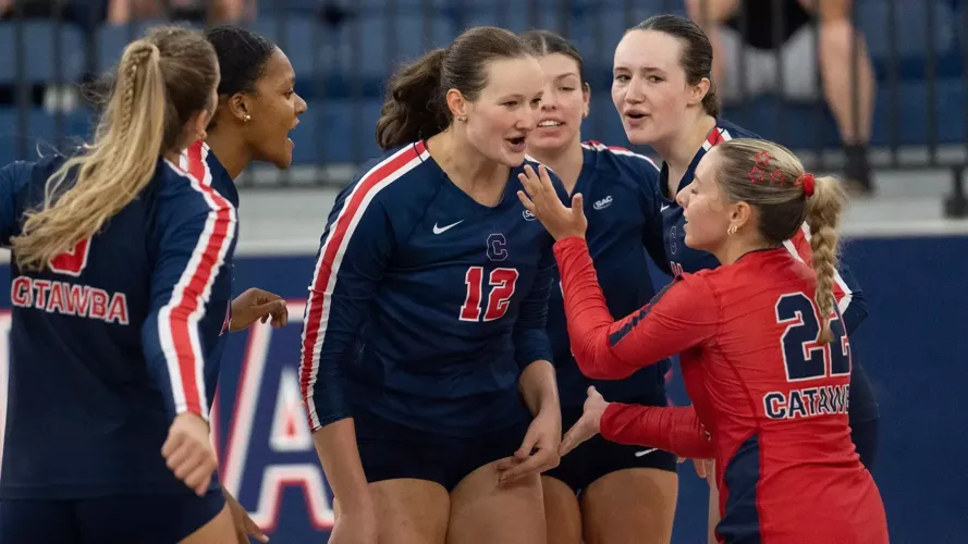 Women’s Volleyball Remains Unbeaten with Wins Over Belmont Abbey and Erskine