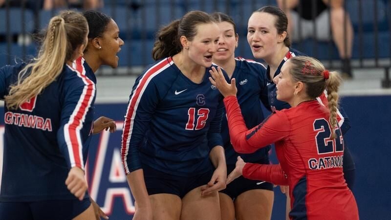 Women’s Volleyball Remains Unbeaten with Wins Over Belmont Abbey and Erskine