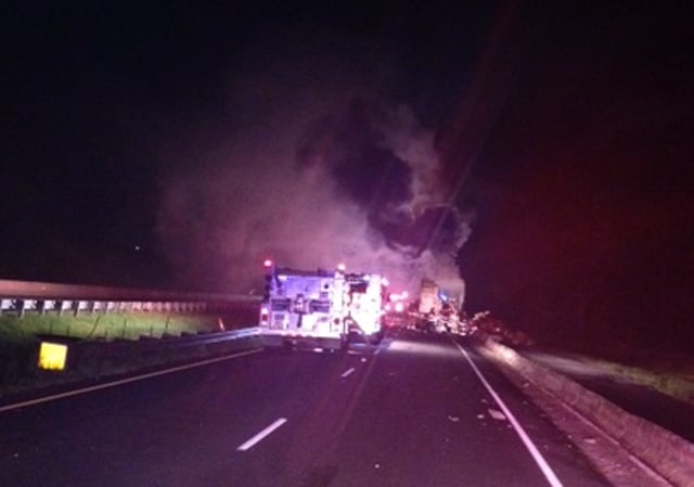 Truck wreck closes I-77 North in Mooresville