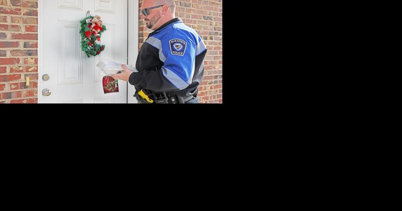 Maiden police officers deliver meals to elderly citizens for Christmas - Vimarsana News