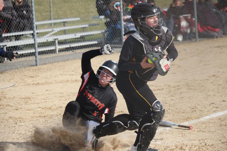 Pumas move to 5-1 as Lowenberg fans 18, tosses one-hitter against