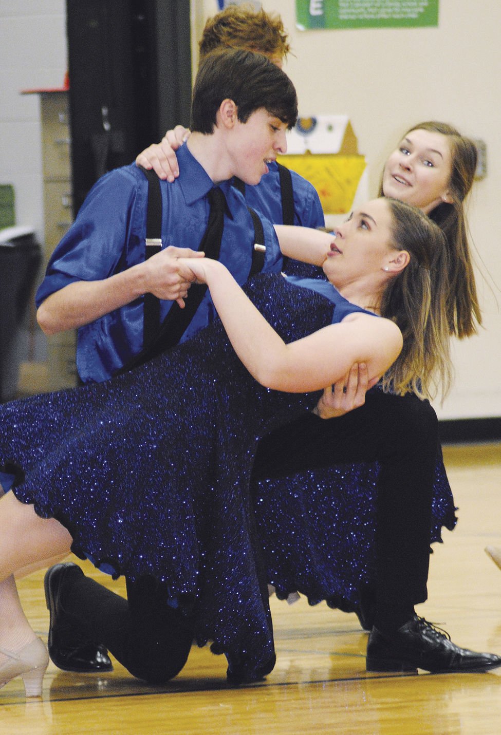 Show Choir performs for elementary school
