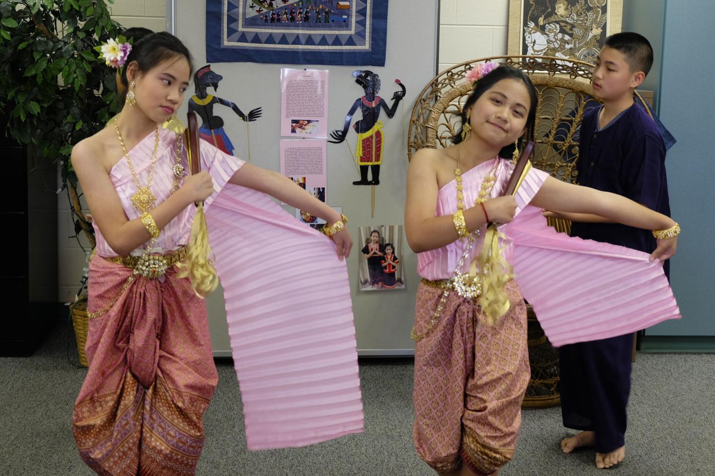 Thai exchange students share their culture | Community | hngnews.com Traditional Thai Dancing