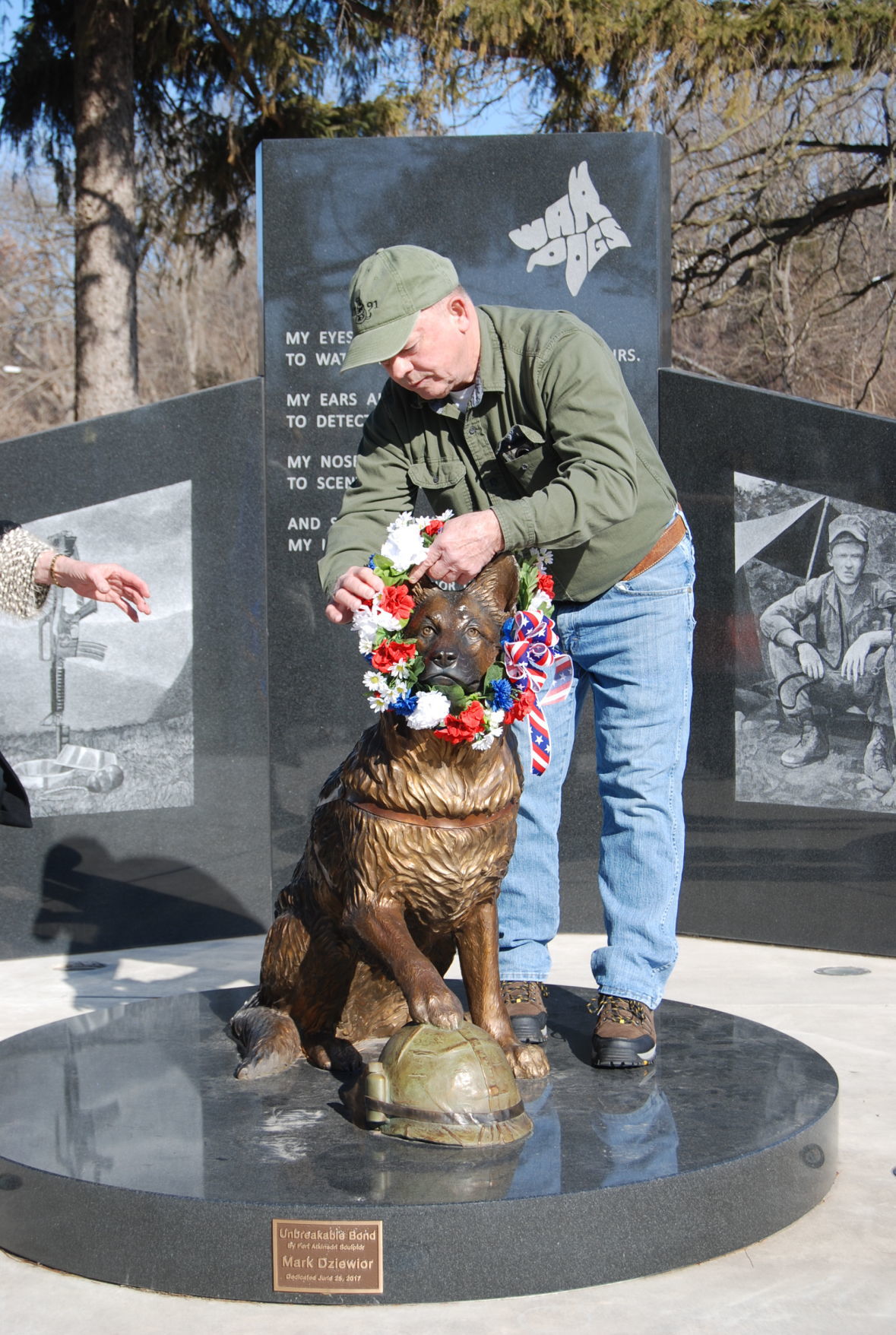 Placing the wreath