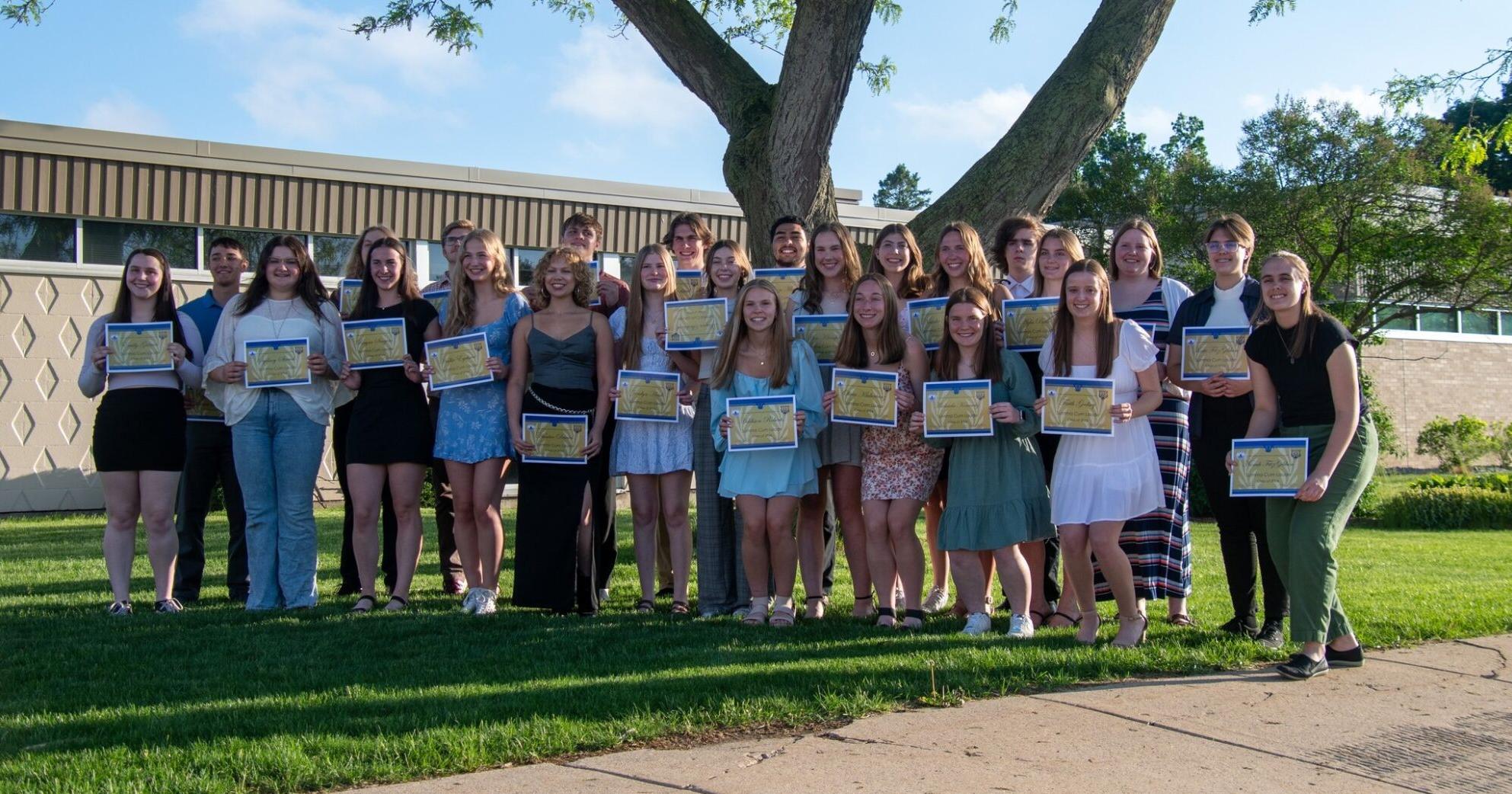 Lake Mills High School announces Summa Cum Laude students - Vimarsana News