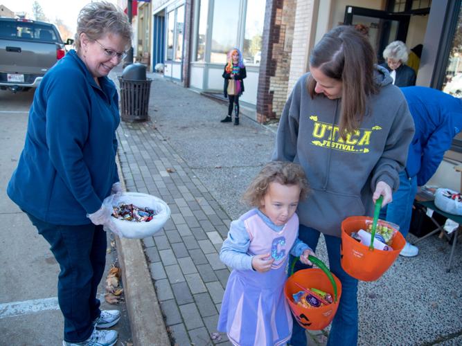 In Photos Cambridge TrickorTreating Cambridge News / Deerfield