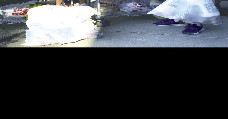 National Honor Society makes donation to local food pantry Local