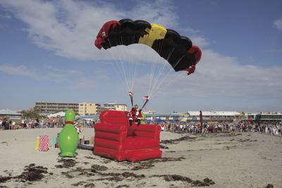 Santa Skydivers Fly Into Cocoa Beach News Hometownnewsbrevard Skydiving Santas The Sants Of Cocoa Beach