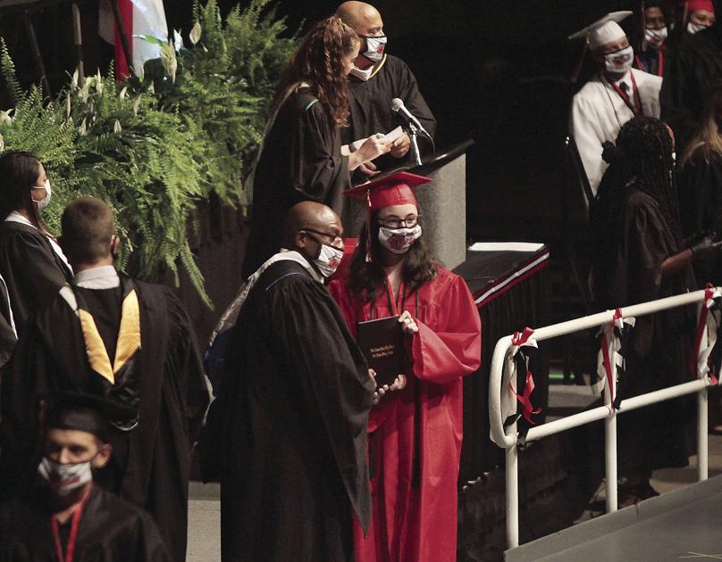 New Smyrna Beach High School S Graduation Ceremony Photos Videos Hometownnewsvolusia Com