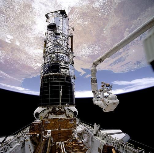 Musgrave Repairing Hubble Telescope STS-61