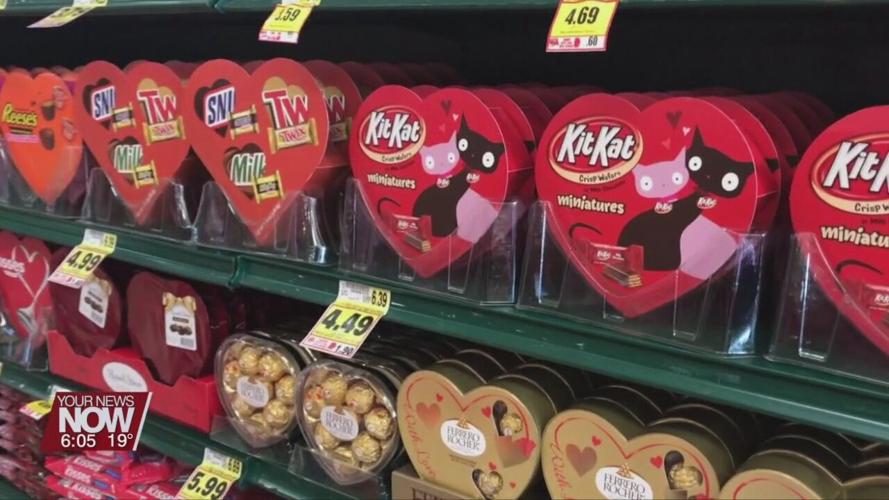 V-Day in Lima brings couples out for a romantic evening