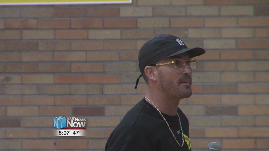 Motivational speaker Tony Hoffman speaks with students in Delphos