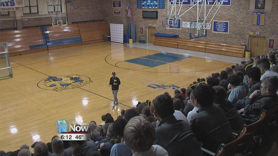 Motivational speaker Tony Hoffman speaks with students in Delphos
