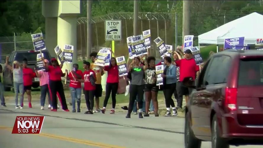 Talks resume as UAW strike continues