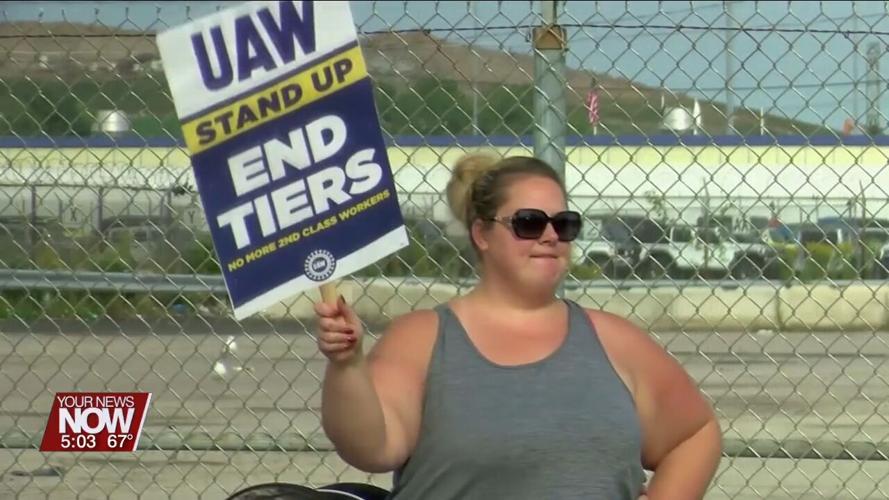 Talks resume as UAW strike continues