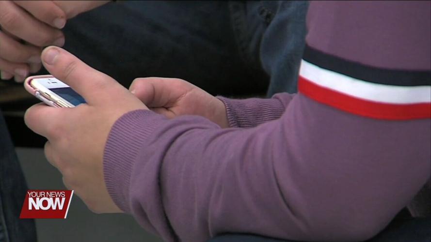 Doctors recommend parents monitor kids screen time