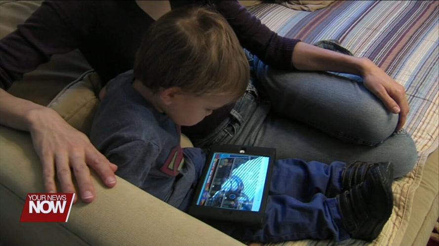 Doctors recommend parents monitor kids screen time