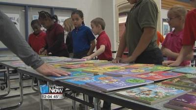 Lima Junior Service Guild distributing books