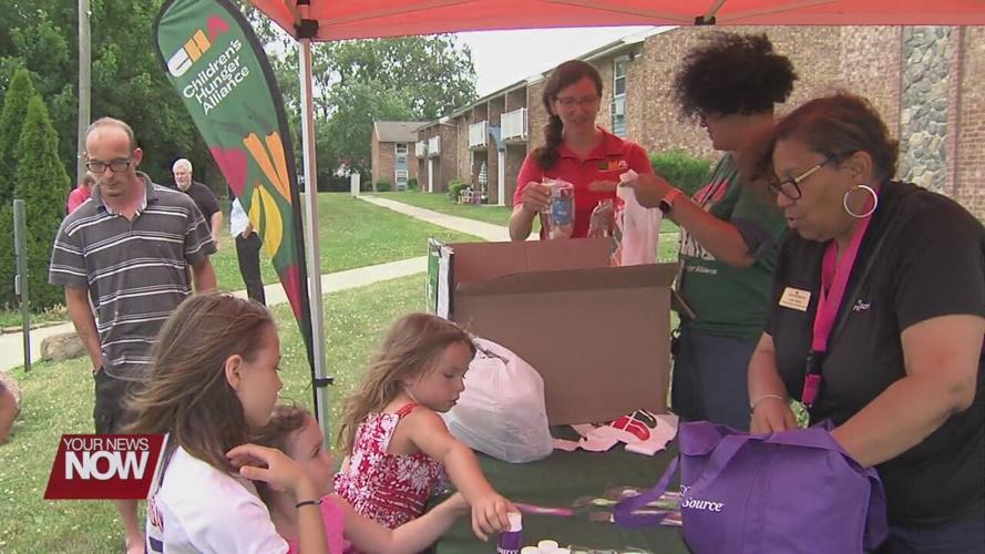 Free meals passed out to kids in need in Lima