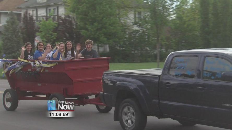 Students parade through town for senior night in Delphos
