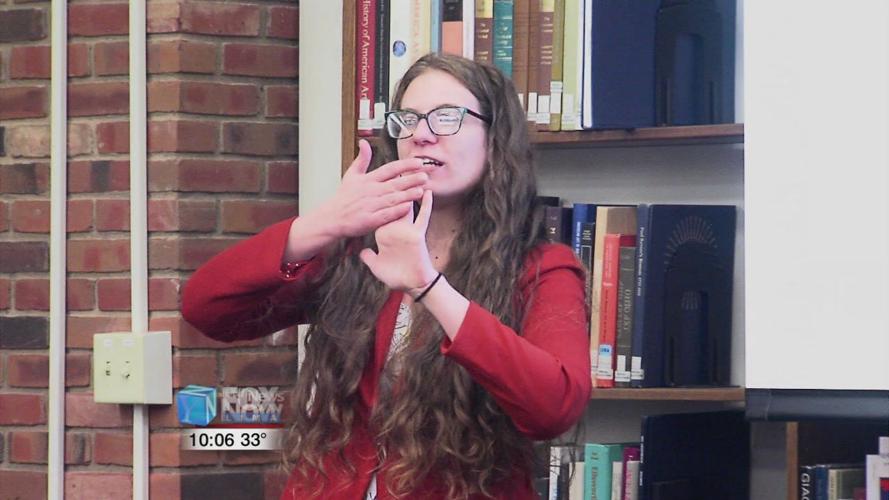 OSU students learn more about the ear from visiting lecturer of biology