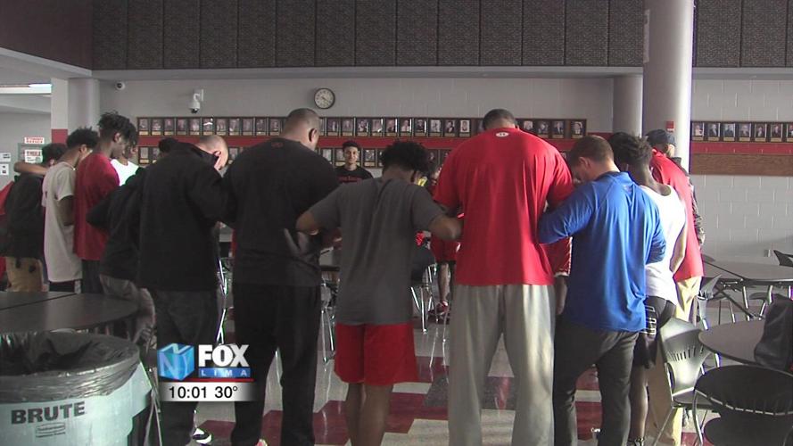 Lima police throw pizza party for LSHS basketball team 1.jpg