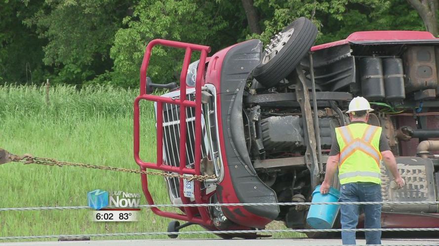 Semi truck overturns on I-75