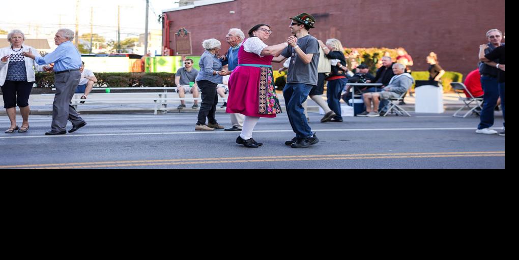 Oktoberfest-Polka-Dancing