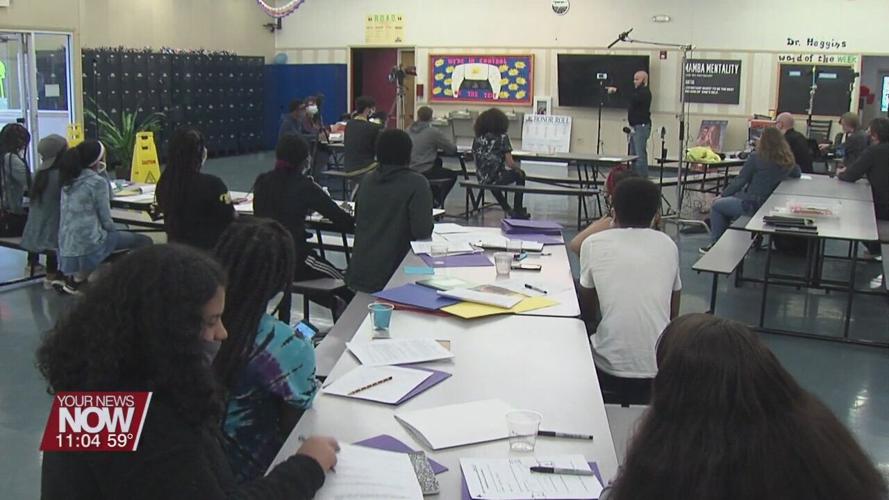 Youth for Change mentoring young artists in Lima