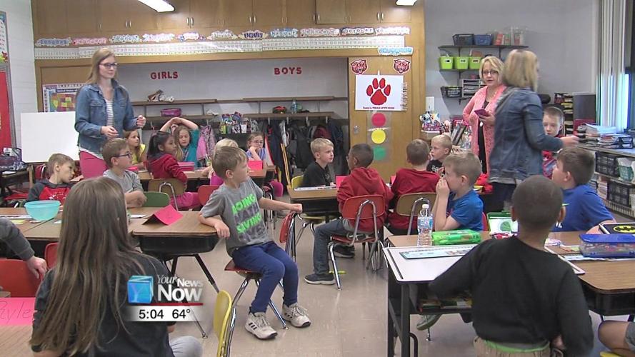 Landeck Elementary students tour Delphos schools 1.jpg