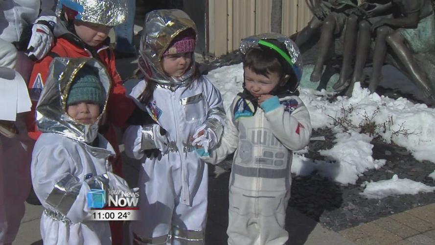 Wapakoneta sets world record for people dressed like Astronauts