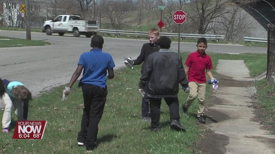 Heritage Elementary students head outside to be a good neighbor by cleaning up trash