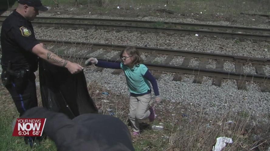 Heritage Elementary students head outside to be a good neighbor by cleaning up trash