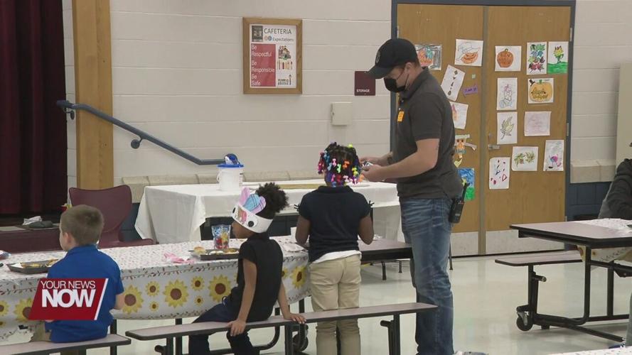 Freedom Elementary Kindergarteners share Thanksgiving meal with school resource officers