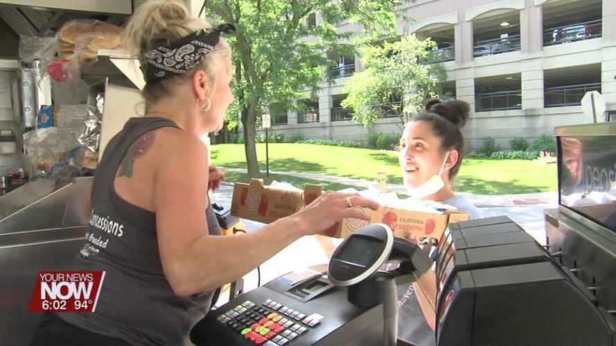 Heat wave not stopping Lima residents from getting out to work and complete daily routines