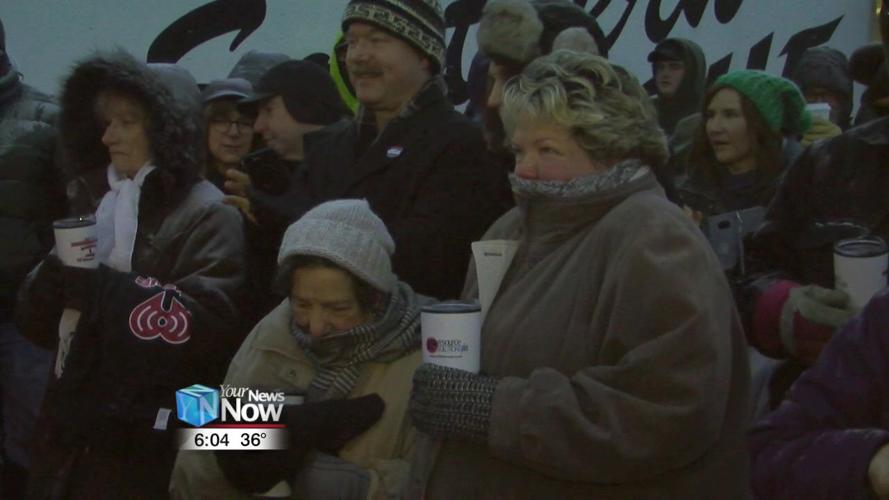 Buckeye Chuck predicts early spring3.jpg