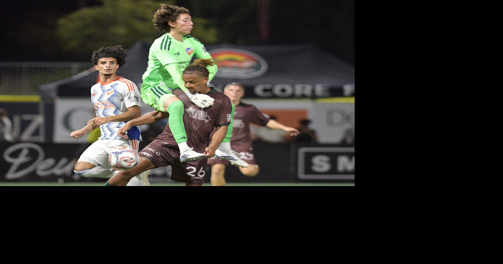 Foxes fall to Cincinnati, eliminated from playoff contention