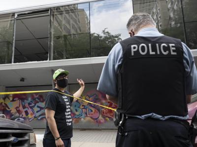 53rd Street Chicago Looting Window Shot Out At Hyde Park Art Center News Hpherald Com