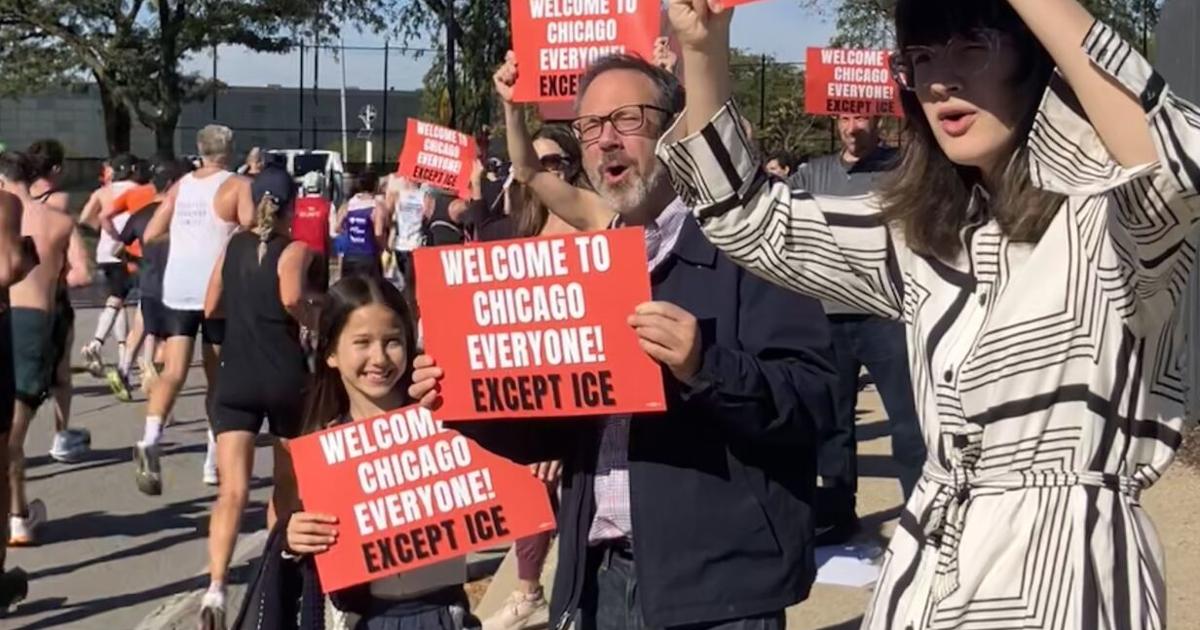 Photos: Hyde Parkers protest ICE at Chicago Marathon