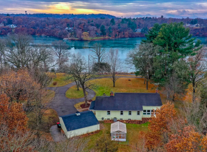 PHOTOS Cozy house on Lake Mallalieu for sale Business