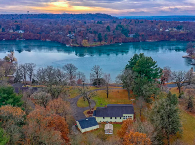 PHOTOS Cozy house on Lake Mallalieu for sale Business