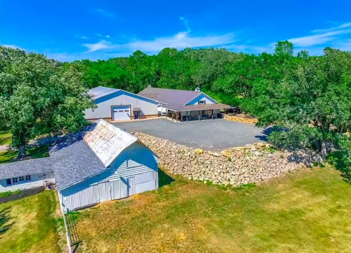 PHOTOS Modern and rustic house for sale in Hudson Business