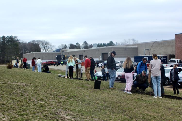 100 students help plant