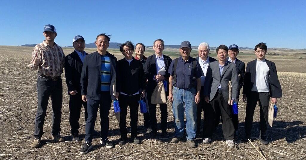 Japanese biscuit industry leaders tour Tacke Farm